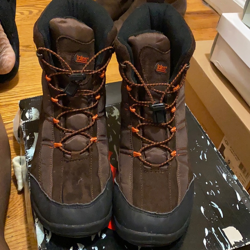 Totes chocolate outdoor boots, warm and comfortable